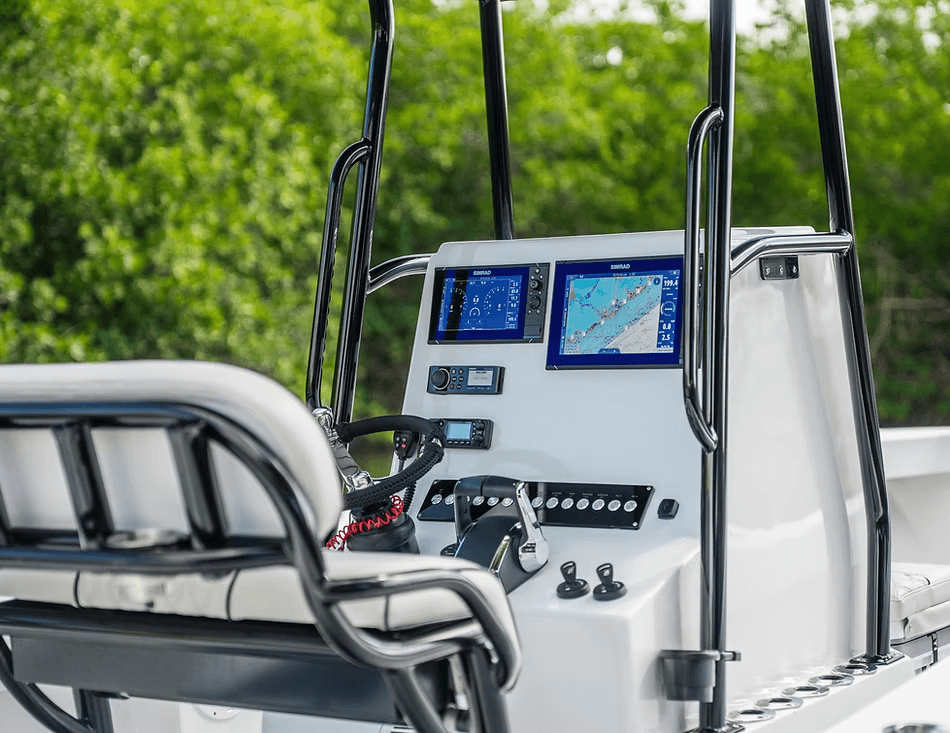 Kross 26 center console helm with twin Simrad displays